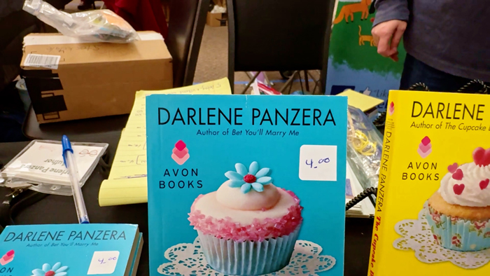 Authors! Make your book signing a success with these must-have items. From professional table displays to QR codes for sales, our checklist covers everything to stay organized and confident at your next event. #AuthorEventTips #BookSignings #WritingCommunity